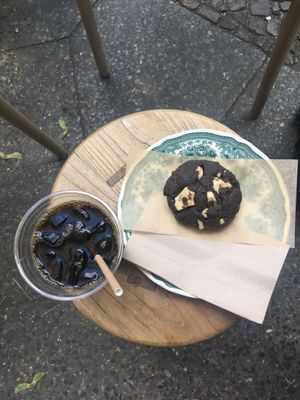 Dark Chocolate Cookie und Cold Brew  at Round & Edgy in Berlin