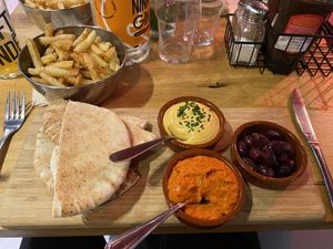 Planche végétarienne (vegan) + fries  at Ninkasi Mâcon in Macon