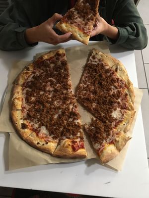 LOTS OF SAUSAUGE at zpizza in Long Beach