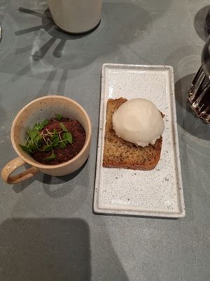 Rozey aarde en bananen cake at Rozey in Amersfoort