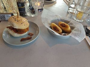 Sauzeisebroodjes & kip burger at Rozey in Amersfoort