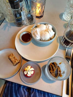 Brownie crumble, dame blanche, red velvet cake & chocolate sortbet ice at Rozey in Amersfoort