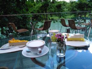 Vegane Torte und Cappuccino mit Haferdrink at Tula Bistro in Salzburg