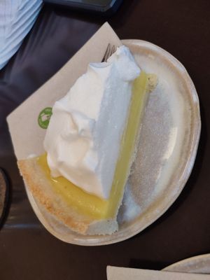 Vegane Zitronentarte mit Baiser at Tula Bistro in Salzburg