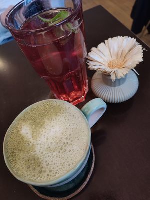 Matcha Latte 🍵 (mit Hafermilch) und eine Haus Limo at Tula Bistro in Salzburg