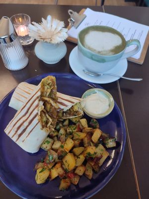 Wrap mit Pilzfüllung und Kartoffeln (leider etwas ünerwürzt und Kartoffeln zu ölih) mit veganen Joghurt Dip at Tula Bistro in Salzburg
