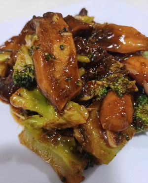 Sol Broccoli & Garlic Mushrooms

- Pan fried mushroom sautéed with spring onion, garlic, ginger, pepper, and our sol slurry sauce. at Vegan Sol in Ajax