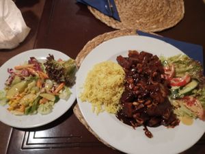 Ananas, Tofu und Erdnüsse in Schokosauße at Fischers in Hannover