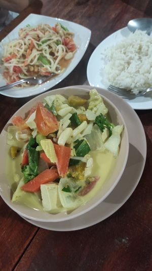 Rotes Curry mit Reis 🍚 at Legacy in Ao Nang