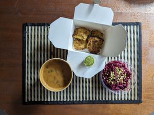 Onion Bhaji, Olla gitana y ensalada de remolacha at Plantamientos in Madrid