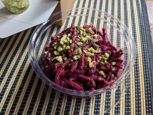 Ensalada de remolacha con pistacho (en envase plastic-free) at Plantamientos in Madrid