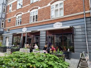 Front and outdoor seating at Tika Basa in Vejle