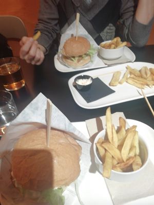 Una Hamburguesa de setas y otra de col y calabaza. La salsa de las patatas pusieron mayonesa vegana y como un aceite por encima at La Lola in La Seu Durgell