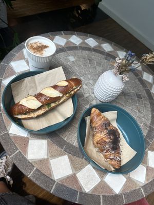 Cookieme croissant and Schnittlauch-Laugenstange  at Hempies - Händelstraße in Cologne