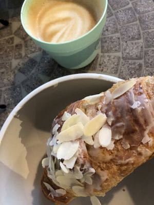 Mit Zimtpudding gefülltes Croissant  at Hempies - Händelstraße in Cologne