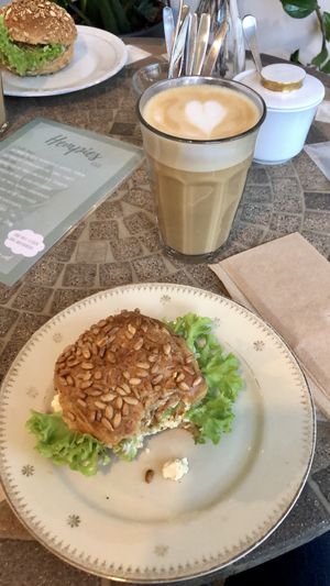 Brötchen mit veganem Eiersalat und großer Cappuccino. Mittlerweile auch mit schönem Geschirr 😍  at Hempies - Händelstraße in Cologne