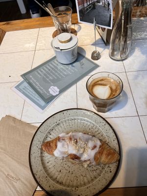 Flat whitee  at Hempies - Händelstraße in Cologne