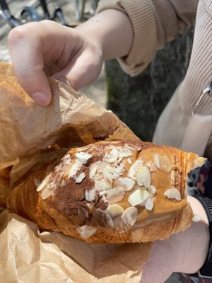 Tiramisu Croissant 🥐   at Hempies - Händelstraße in Cologne