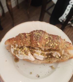 Pistachio croissant with soft ice cream at Hempies - Händelstraße in Cologne