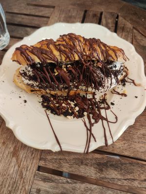 Croissant with ice cream at Hempies - Händelstraße in Cologne