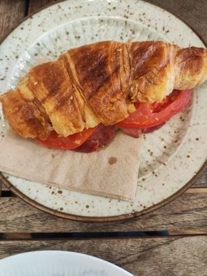 Croissant with tomato and sausage at Hempies - Händelstraße in Cologne