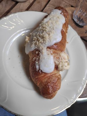 Lemon cheesecake filled croissant at Hempies - Händelstraße in Cologne