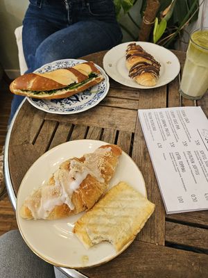 Pretzel with cream herb cheese, chocolate croissant, cheesecake lemon croissant, puffed pastry’swith banana and walnuts. Matcha latte and a latte deluxe caramel with whipped crea at Hempies - Händelstraße in Cologne