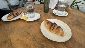 Mit Schokolade gefüllte Croissants und Tee  at Hempies - Händelstraße in Cologne