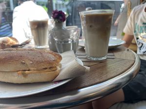 Eiskaffee und belegtes Brötchen   at Hempies - Händelstraße in Cologne
