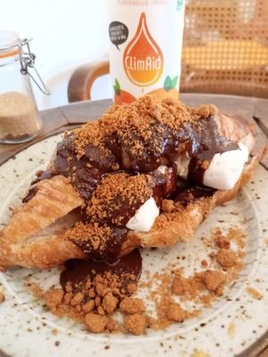 veganuary special - croissant with marshmallows, chocolate sauce & caramel cookies at Hempies - Händelstraße in Cologne