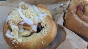 Lemon curd and blueberry cake at The Hippie Baker in Vigo