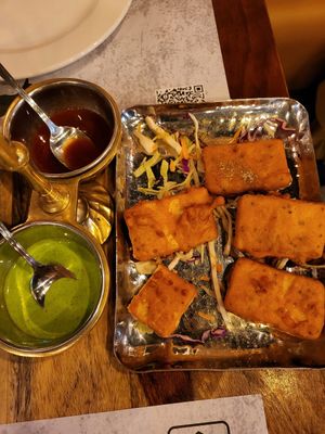 fried tofu with a mint sauce and sweet chilli sauce at Guru in Warsaw