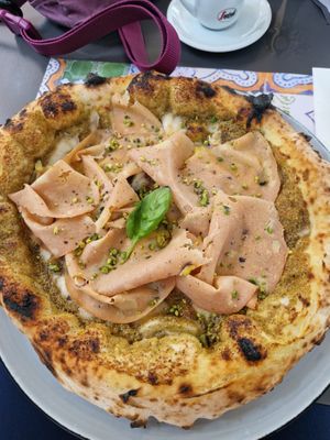 Pistacchio e mortadella vegana 🥰 at Assaje in Trieste