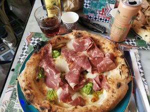 Pizza mit Wurst und Zucchiniblüte at Assaje in Trieste
