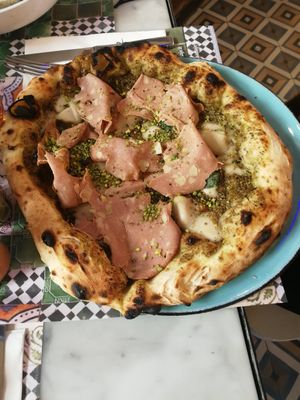 Pizza mit Schinken und Pistazien at Assaje in Trieste