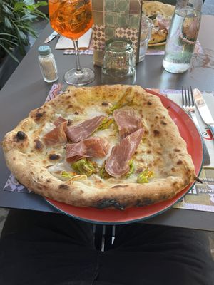 Veganer Mozzarella, Veganer Speck (wie Guancialle & Kürbisblüten)  at Assaje in Trieste