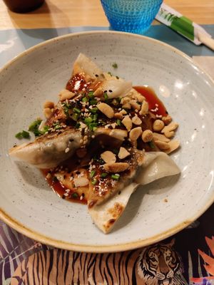 Gyoza vegani su base di hummus at Dhabbu in Brescia