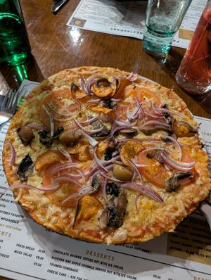 Veggie pizza with vegan cheese at Fat Alberts in Canillo