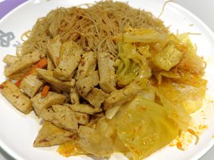 Curry vegetables + Tau kwa with bee hoon at Sunny Vegetarian 爱新素食 in Central Singapore