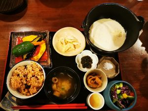 Vegetable lunch (you see the tofu on the right) at Nahana Hahana 菜はな in Otaru