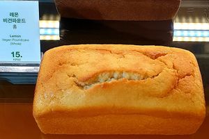 lemon pound at Flour Artisan Bakery in Seoul