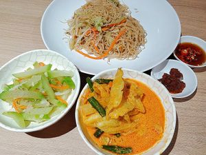 Economic bee hoon with curry veg and gourd at Lian Xin - 莲芯膳坊 in Central Singapore
