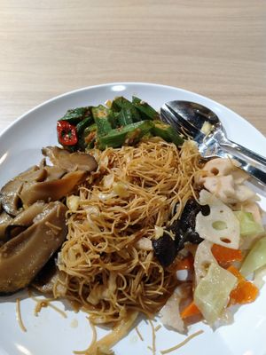 Bee Hoon with 3 dishes $4 at Lian Xin - 莲芯膳坊 in Central Singapore