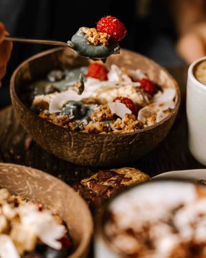 *** Dragon Bowl ***

Drachenfrucht, Banane, Rhabarber, Kokosnuss, Mandeln, Cashew, Limette, blaue Spirulina, Crunch
Beeren, Sesam & Zimt

...eine zauberhafte Smoothie Bowl :) at Bio Cafe Blütezeit in Vienna