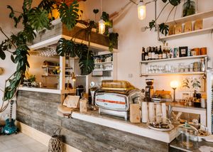 Entdecke die Leidenschaft unseres rein biologischen Angebots. Wir glauben an die Bedeutung von hochwertigen Zutaten und setzen auf nachhaltige Praktiken.

Bio | Vegan | Hausgemac at Bio Cafe Blütezeit in Vienna