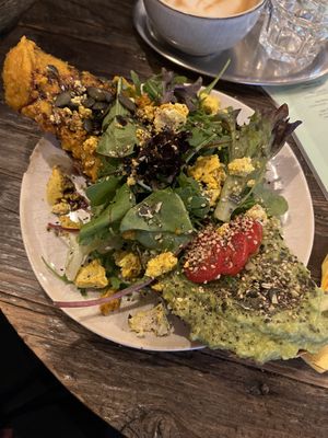 Avocado/pumpkin toast halb halb   at Bio Cafe Blütezeit in Vienna