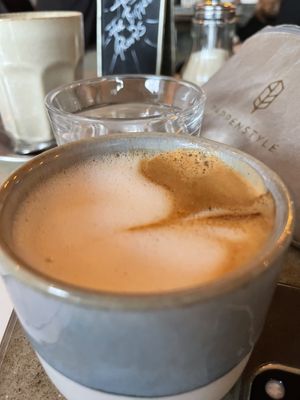 Wiener Melange mit Hafermilch   at Bio Cafe Blütezeit in Vienna