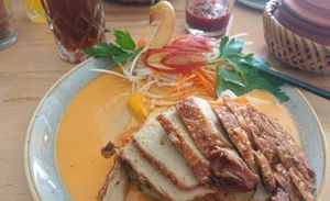 Lunch menu Vegan duck with rice and vegetables at Coconut Bowl in Munich