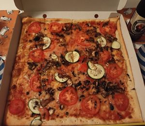 Pizza cuadrada con tomate en rodajas, champiñones, calabacín y queso vegano at PizzSavoy in Ronda