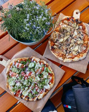 Pizza „Dönerstyle“ & „Schlaflos“ beides vegan   at Pizzeria Schlaflos 2 in Frankfurt